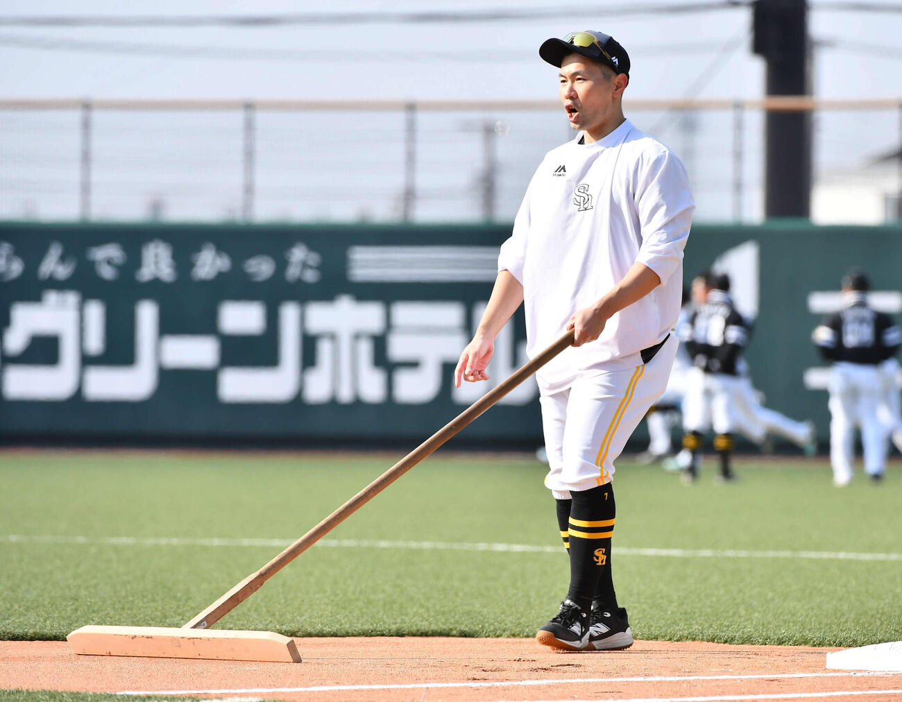 ノックを終えてグラウンド整備するソフトバンク中村晃（2026年2月撮影）