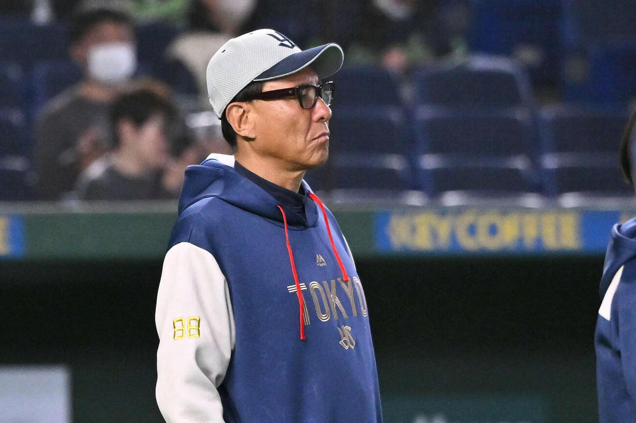 巨人対ヤクルト　試合前練習を見守るヤクルト池山監督（撮影・滝沢徹郎）
