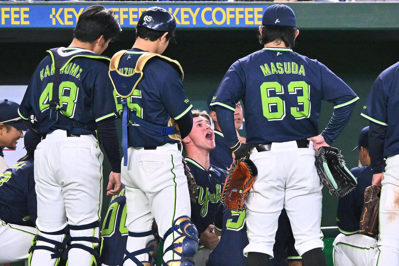 巨人対ヤクルト　試合前の円陣で声だしをするヤクルト・ニキータ（撮影・滝沢徹郎）