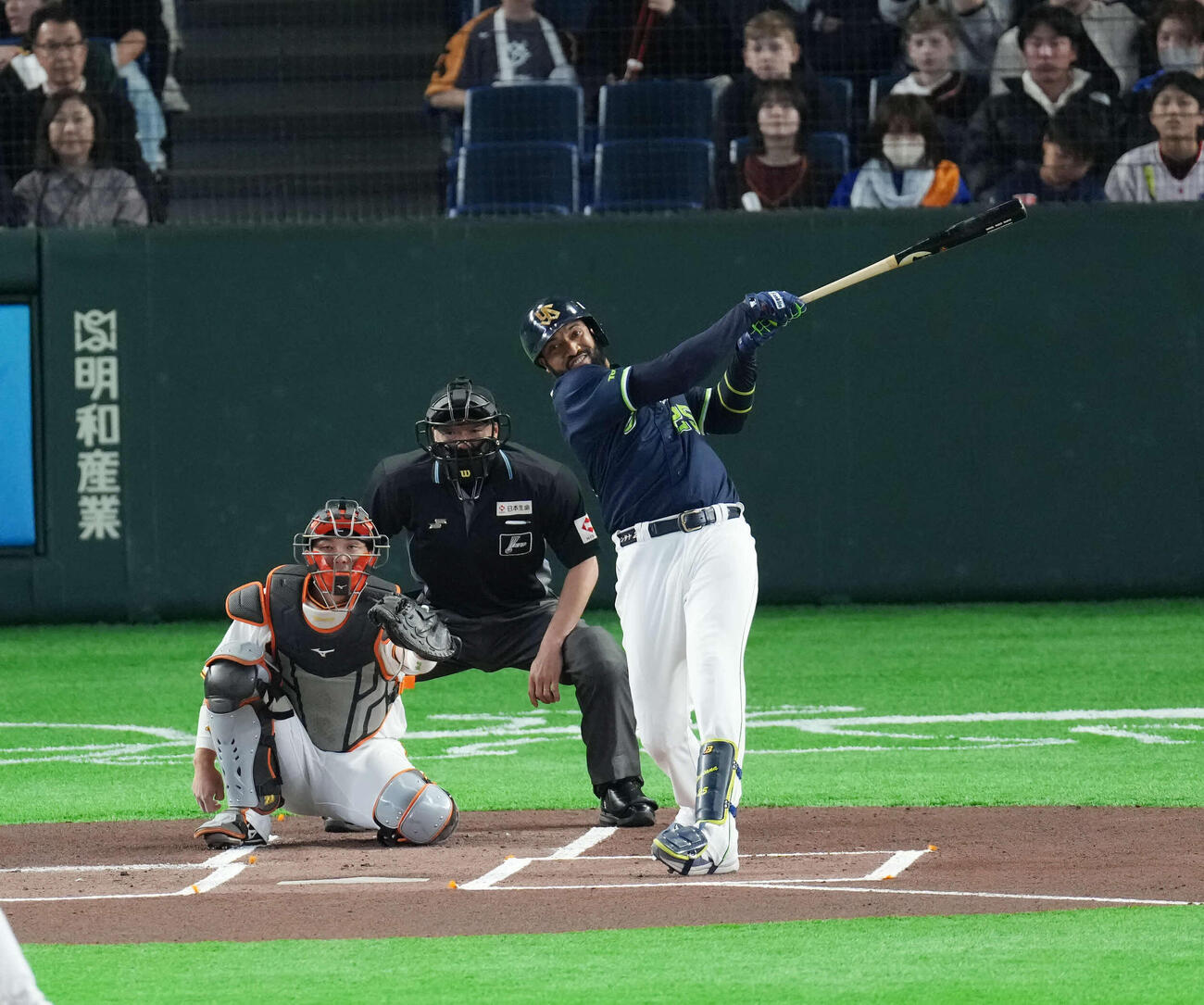 巨人対ヤクルト　1回表ヤクルト1死、先制本塁打を放つサンタナ。投手は戸郷（撮影・増田悦実）