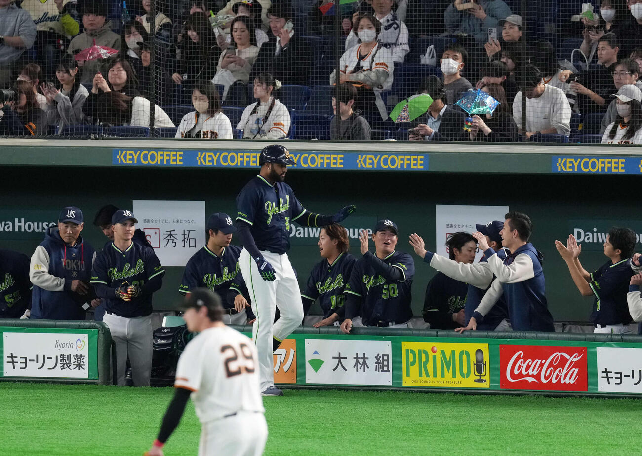 巨人対ヤクルト　1回表ヤクルト1死、先制本塁打を放ちナインとタッチを交わすサンタナ（手前）（撮影・増田悦実）