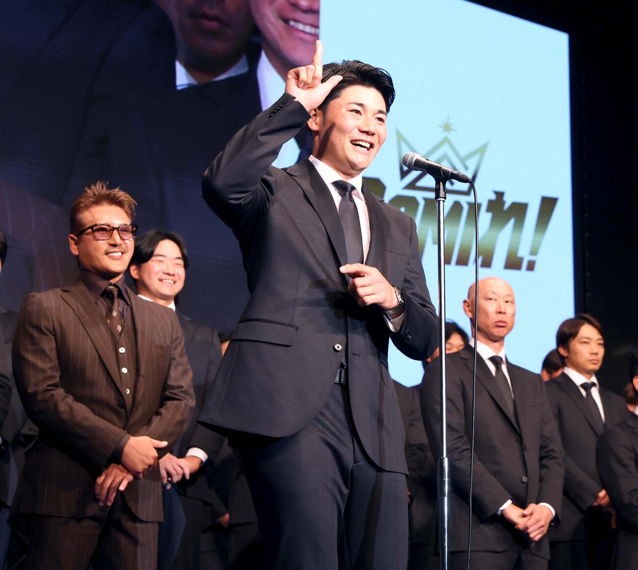 選手会長あいさつで「DOMIれ！」ポーズを披露する清宮幸（撮影・黒川智章）