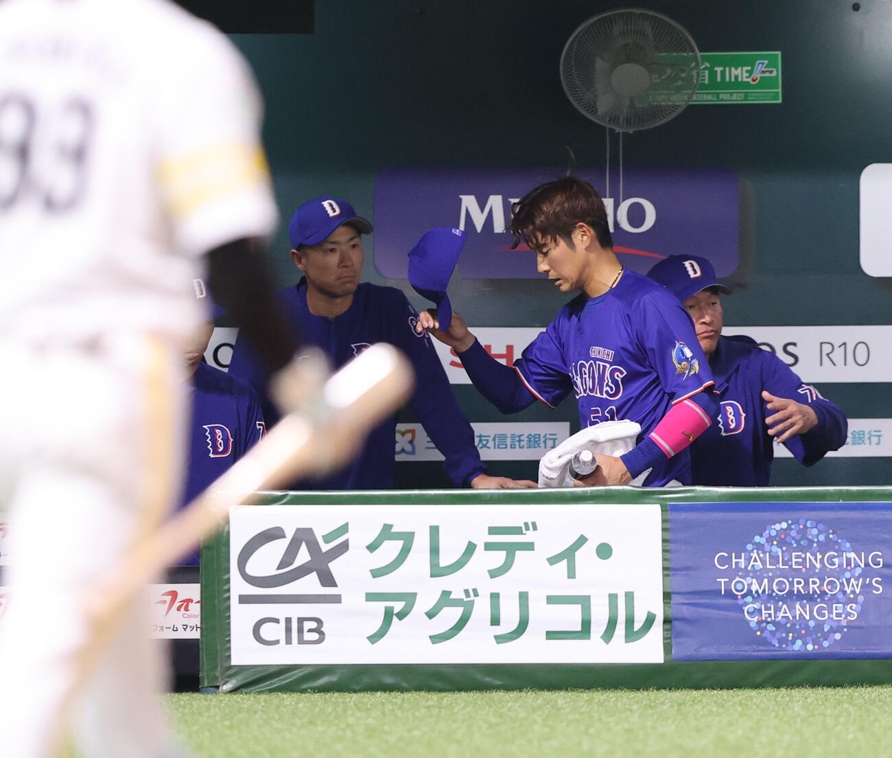ソフトバンク対中日　1回表中日2死、上林はニゴロに終わる、その際に負傷し交代（撮影・梅根麻紀）