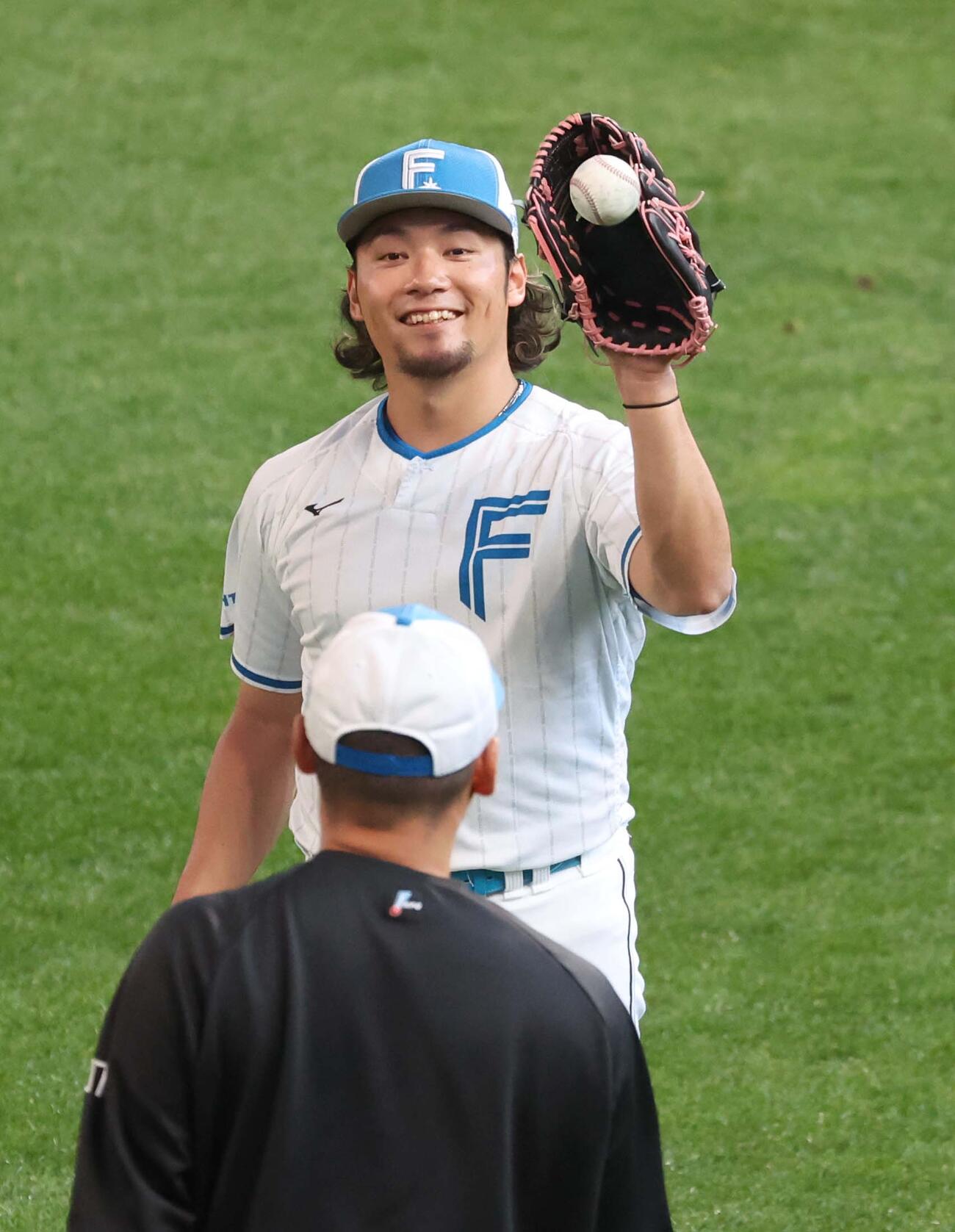 日本ハム対DeNA　キャッチボールを終え笑顔の伊藤（撮影・黒川智章）