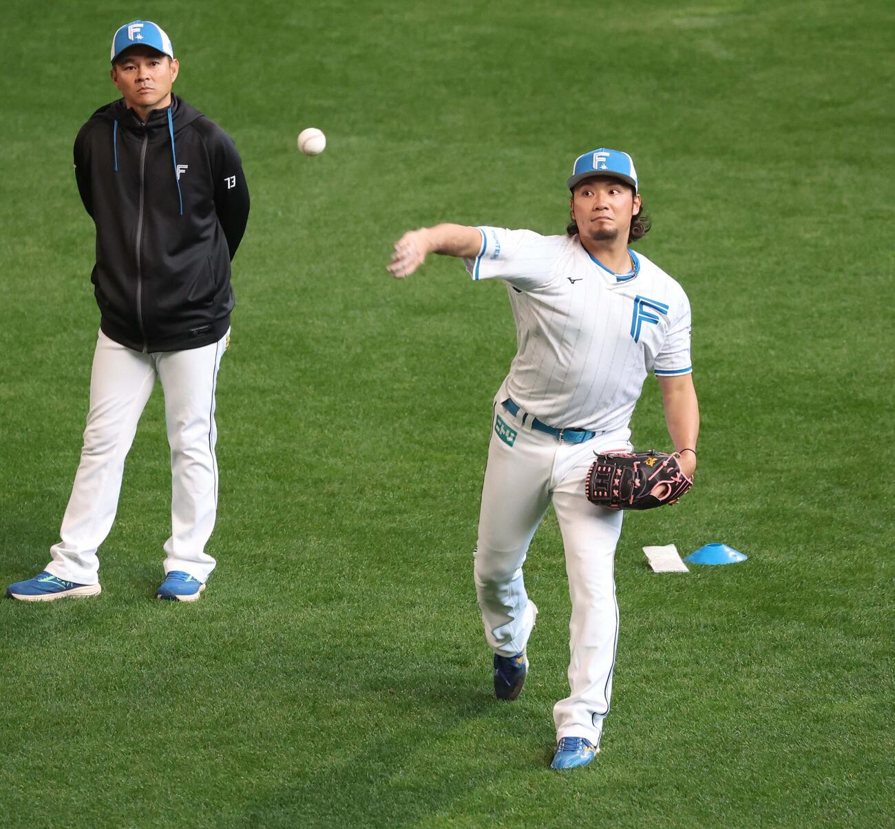 日本ハム対DeNA　キャッチボールする伊藤（撮影・黒川智章）