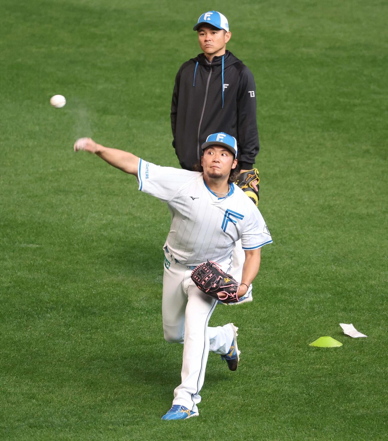 日本ハム対DeNA　キャッチボールする伊藤（撮影・黒川智章）