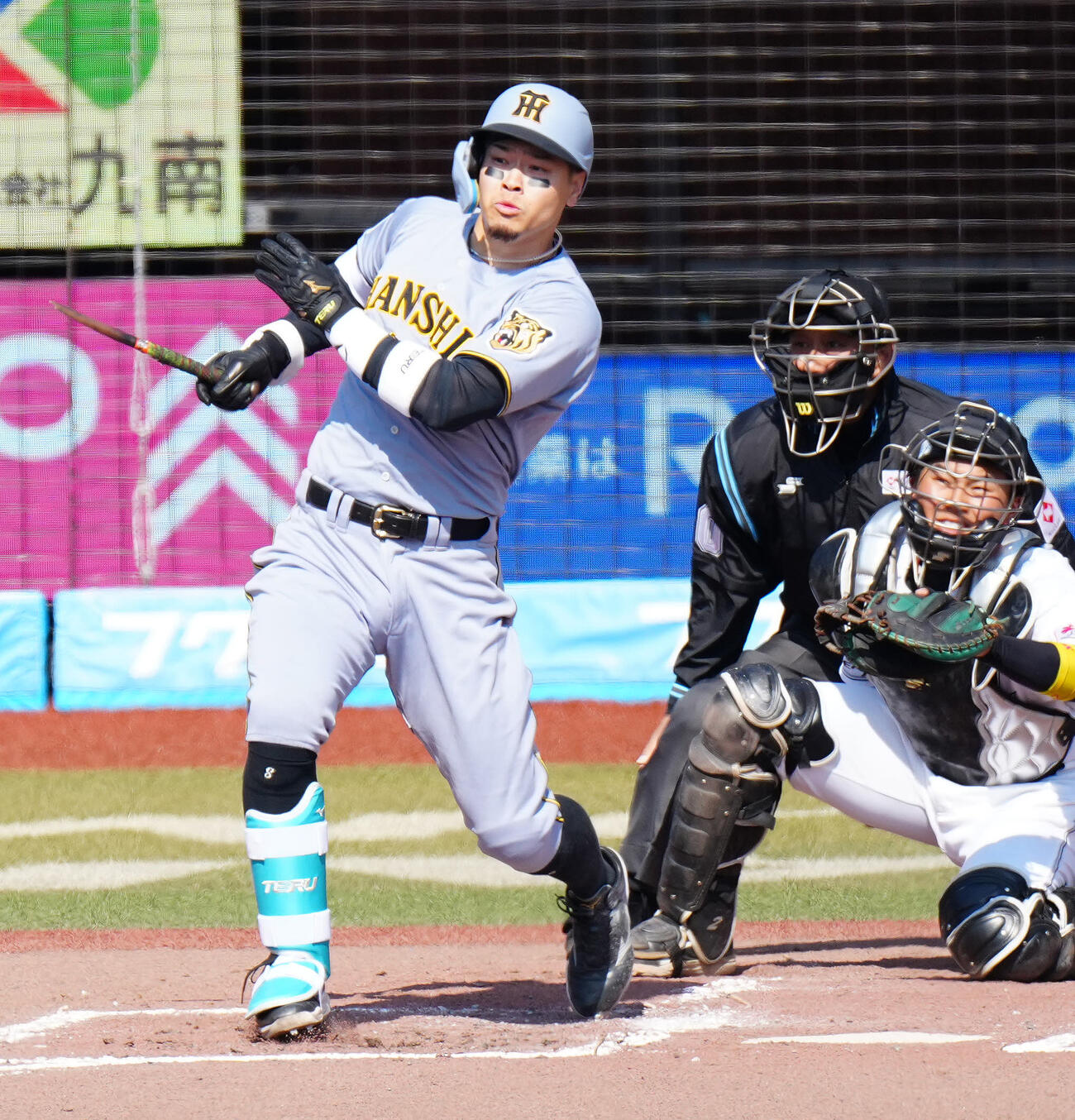 ロッテ対阪神　3回表阪神2死一塁、バットを折り、二ゴロに倒れる佐藤（撮影・江口和貴）