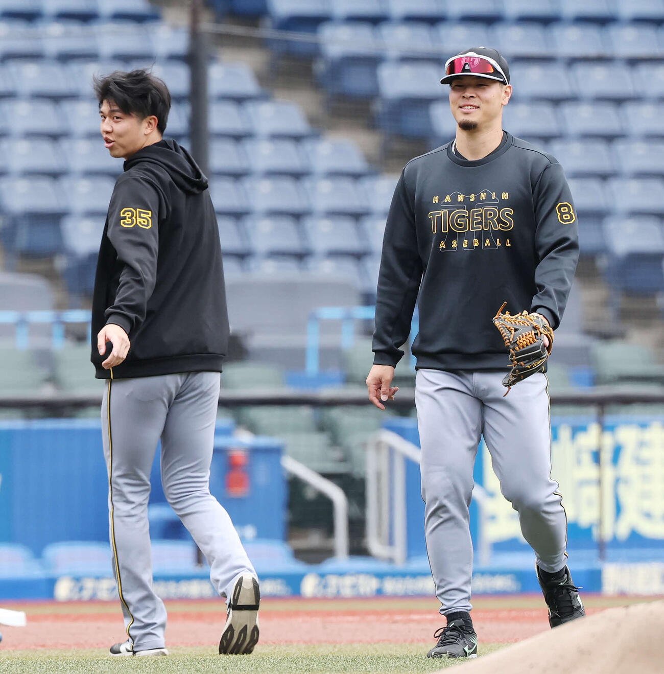 ロッテ対阪神　試合前、言葉を交わす阪神才木（左）と佐藤（撮影・宮地輝）