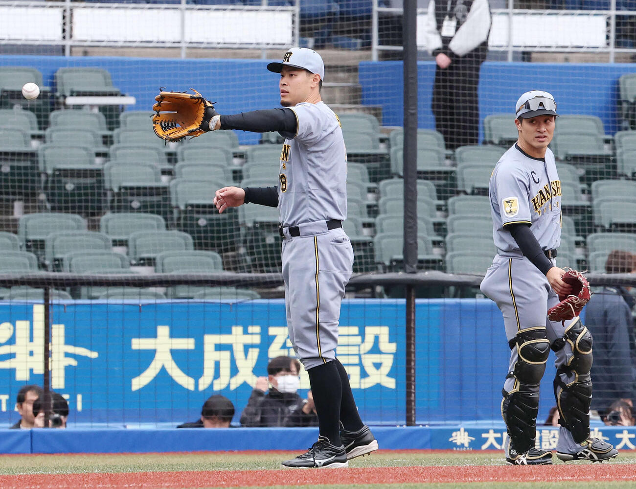 ロッテ対阪神　試合前ノックに臨む阪神佐藤（左）と坂本（撮影・宮地輝）