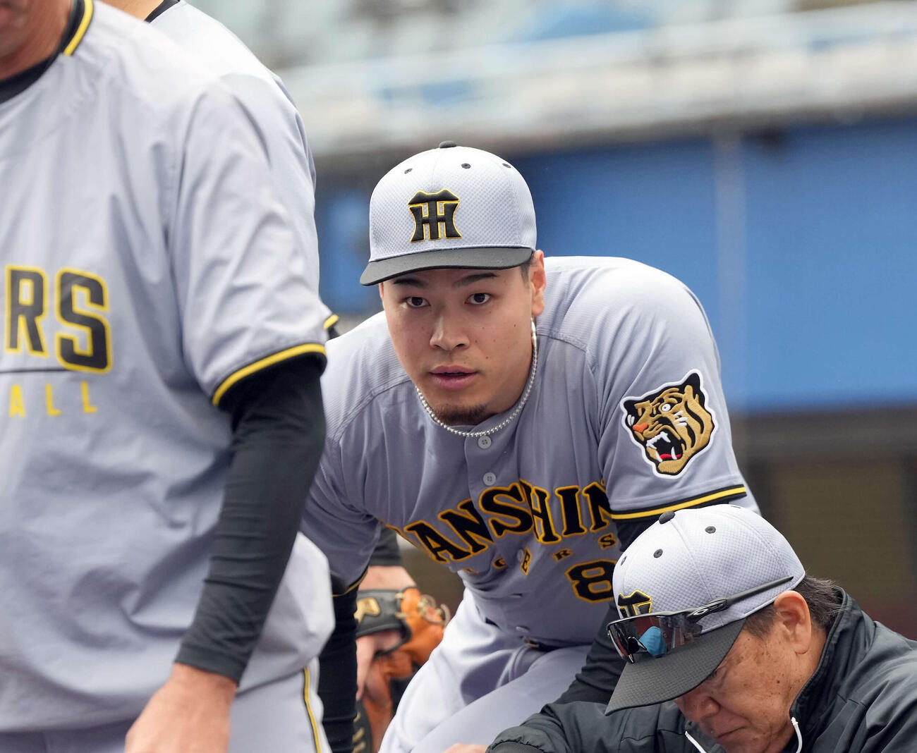 ロッテ対阪神　試合前の円陣に参加する阪神佐藤（撮影・たえ見朱実）