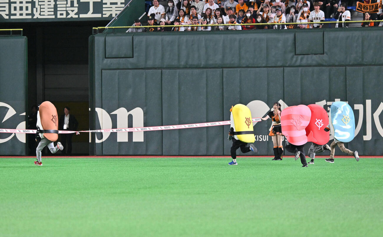 巨人対ヤクルト　寿司レースはアナゴが勝利（撮影・滝沢徹郎）