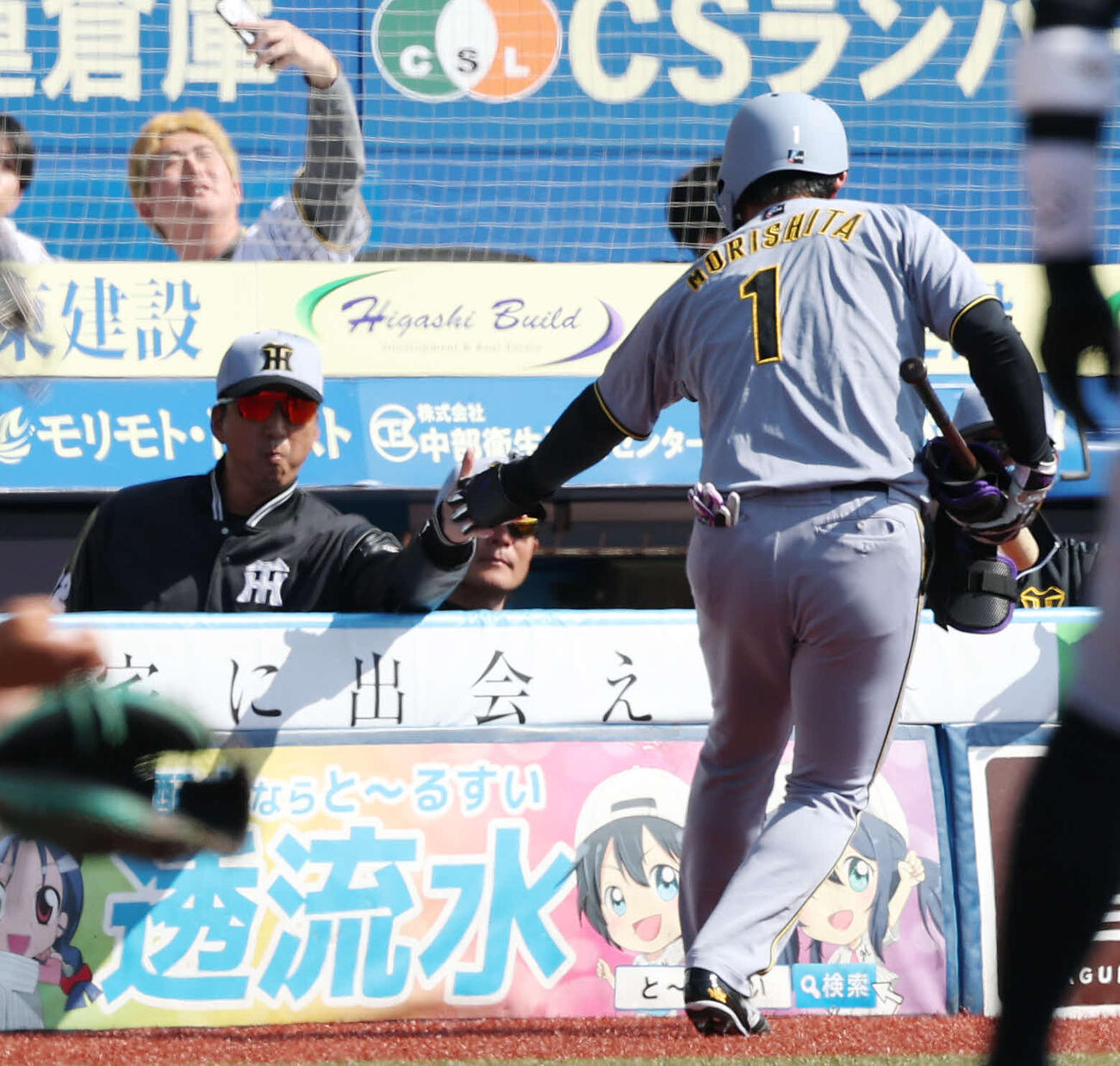 ロッテ対阪神　3回表阪神2死、四球を選び代走を送った森下（右）とタッチする藤川監督（撮影・宮地輝）