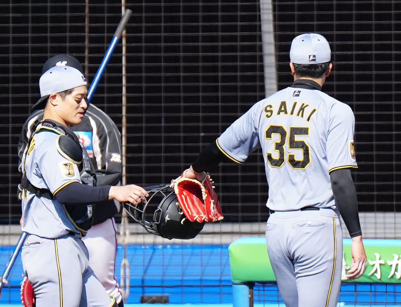 ロッテ対阪神　5回裏終了後、タッチを交わす阪神先発の才木（右）と捕手坂本（撮影・江口和貴）