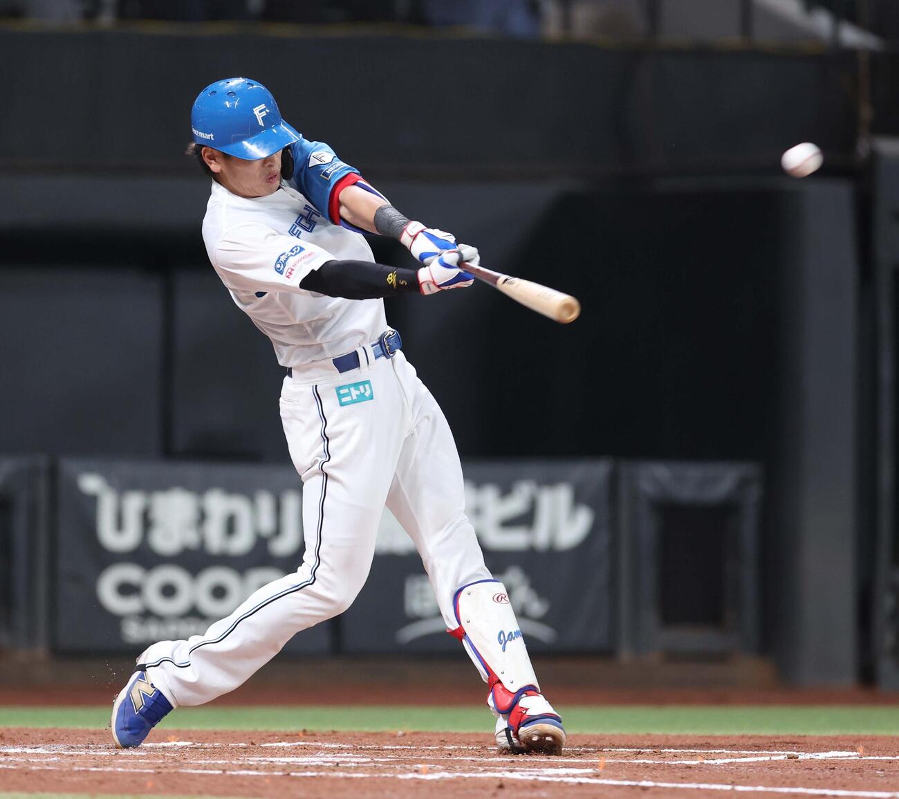 日本ハム対DeNA 2回裏日本ハム2死一塁、左越え2点本塁打を放つ野村（撮影・黒川智章）