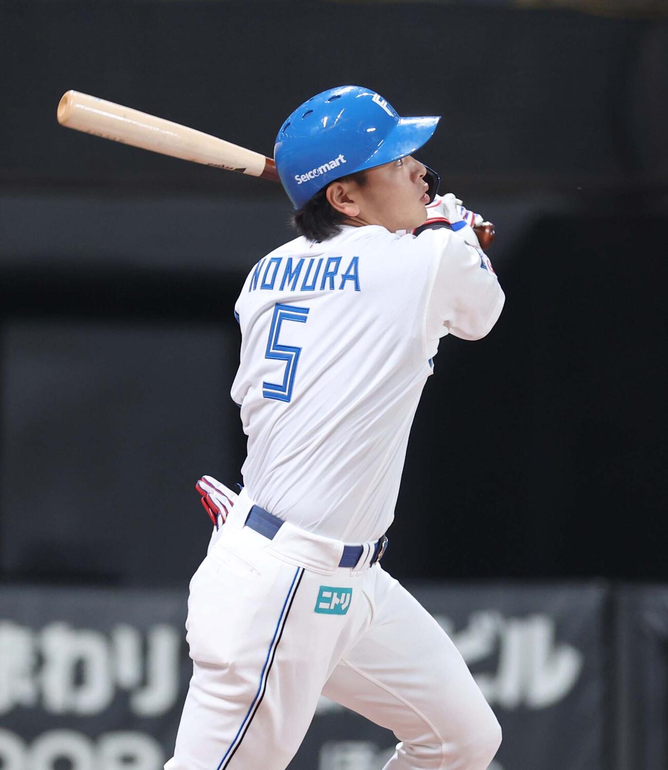日本ハム対DeNA 2回裏日本ハム2死一塁、左越え2点本塁打を放つ野村（撮影・黒川智章）