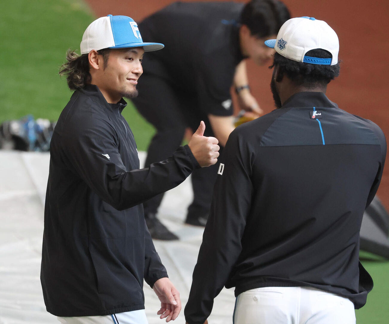 日本ハム対DeNA　ラオ（右）と投球について話す伊藤（撮影・黒川智章）