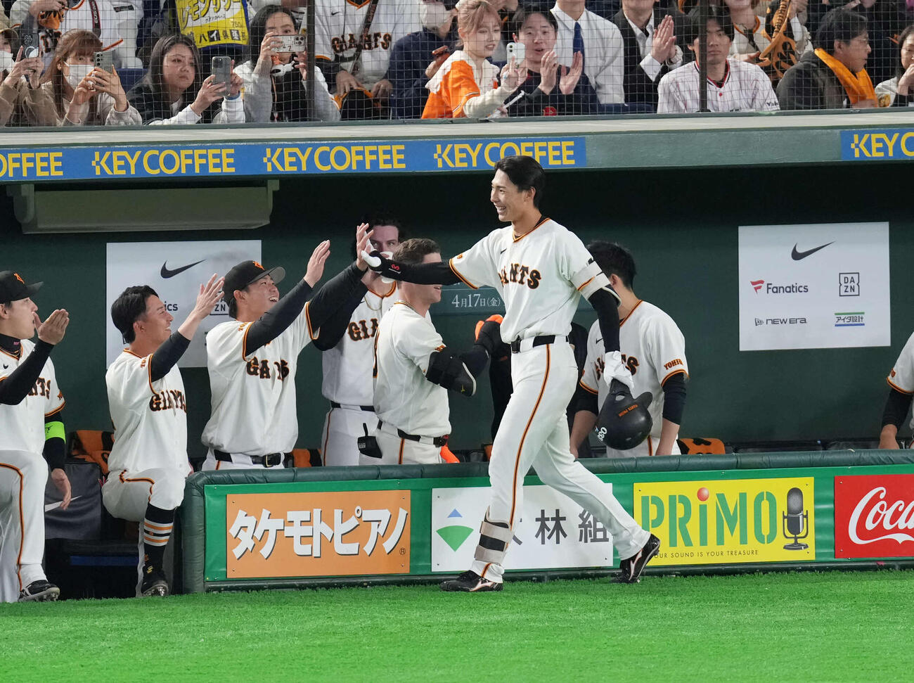 巨人対ヤクルト　5回裏巨人1死、左越え本塁打を放ち笑顔ででナインとタッチを交わす平山（撮影・増田悦実）