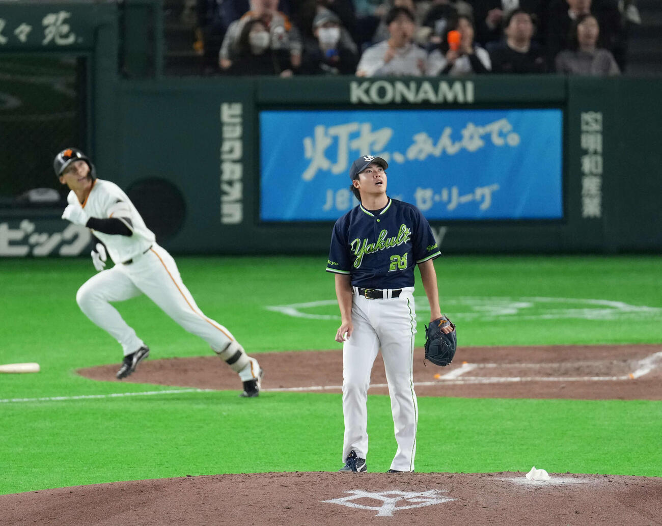 巨人対ヤクルト　5回裏巨人1死、平山に左越え本塁打を浴びるヤクルト松本（撮影・増田悦実）
