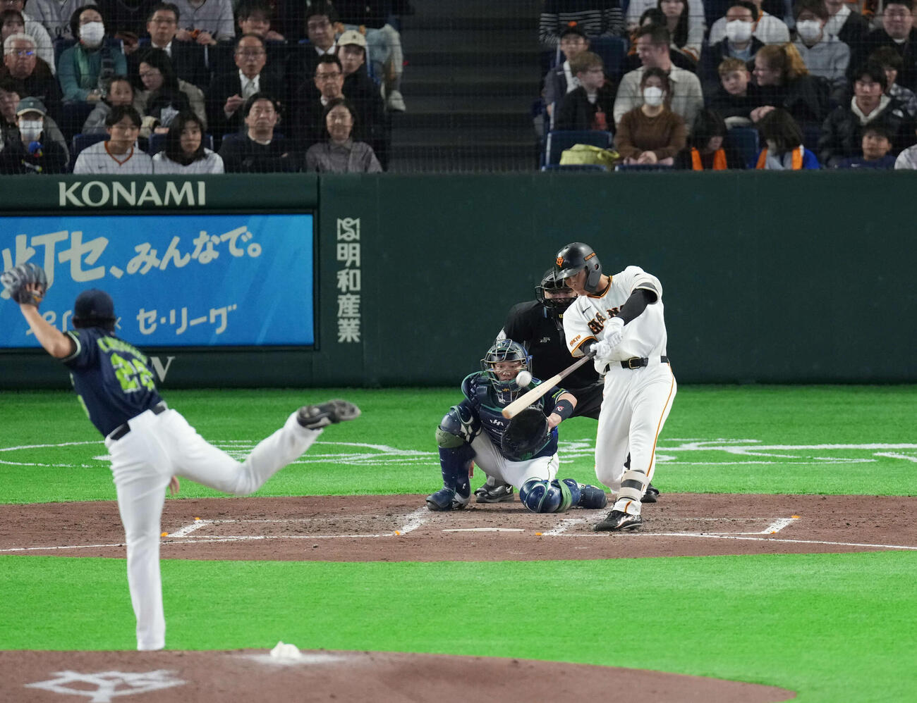 巨人対ヤクルト　5回裏巨人1死、左越え本塁打を放つ平山。投手は松本（撮影・増田悦実）