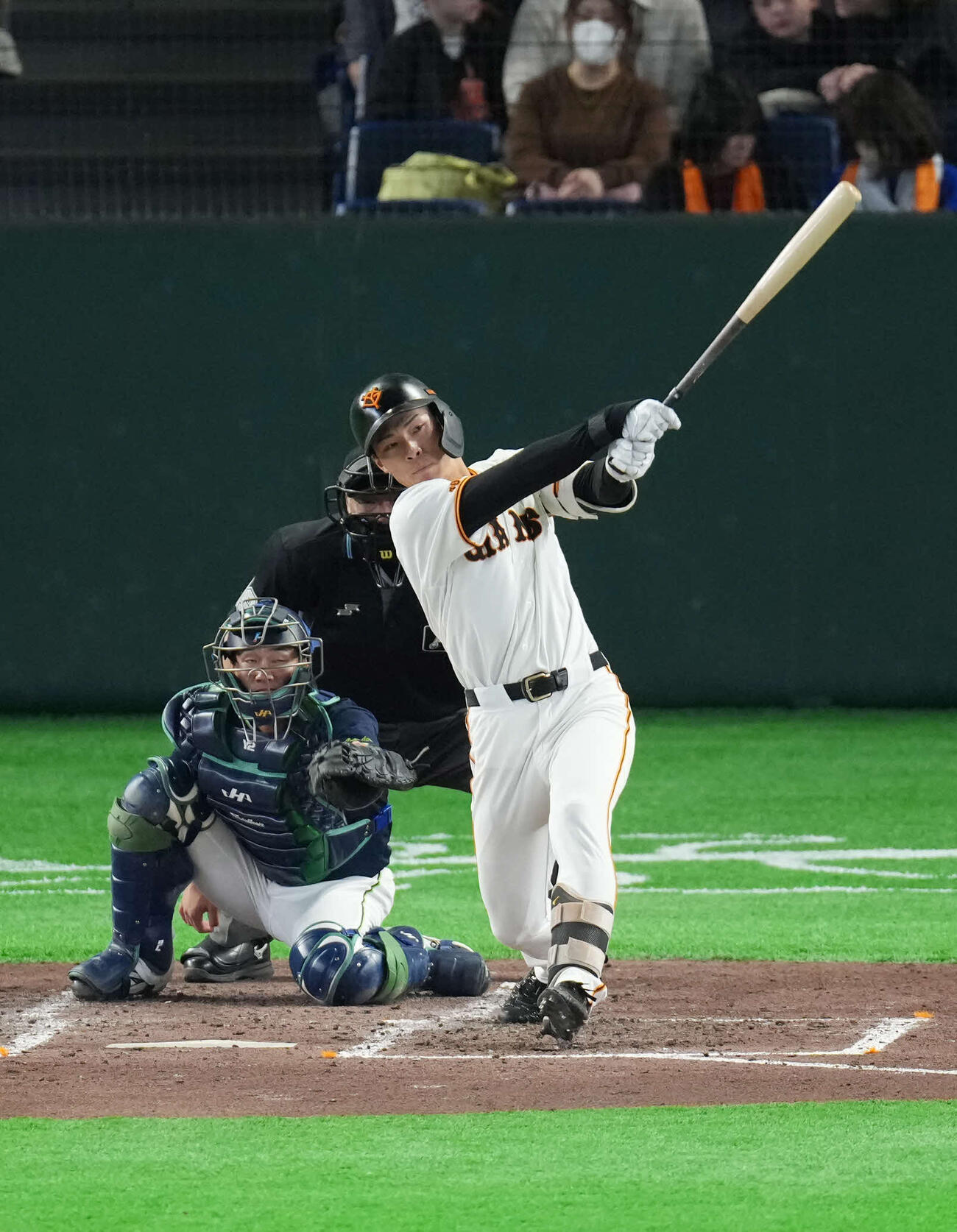 巨人対ヤクルト　5回裏巨人1死、左越え本塁打を放つ平山（撮影・増田悦実）
