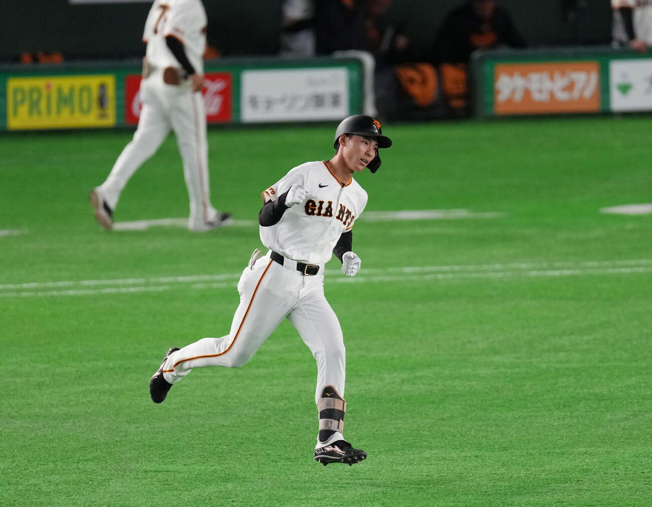 巨人対ヤクルト　5回裏巨人1死、左越え本塁打を放ちガッツポーズをしながら走塁する平山（撮影・増田悦実）