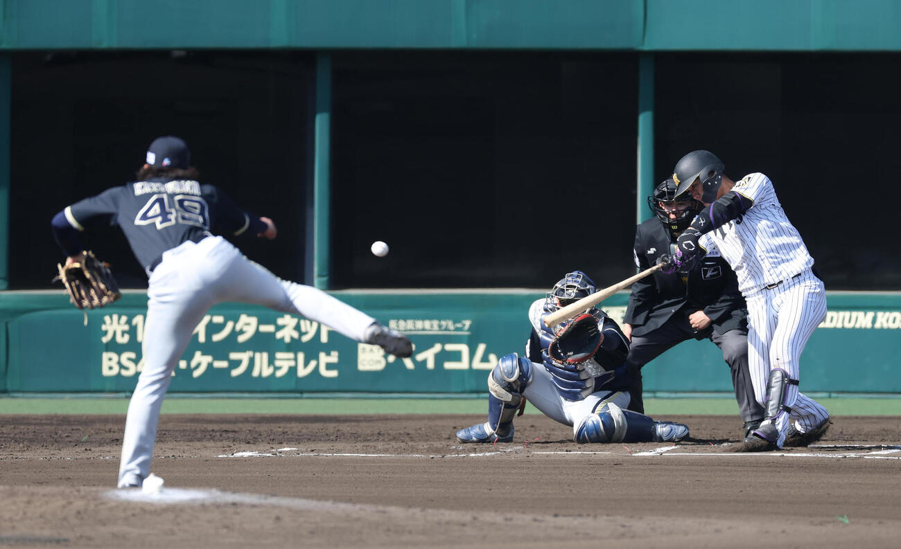 ファーム・リーグ西地区阪神対オリックス　6回裏阪神無死、西純は右前打を放つ（撮影・白石智彦）