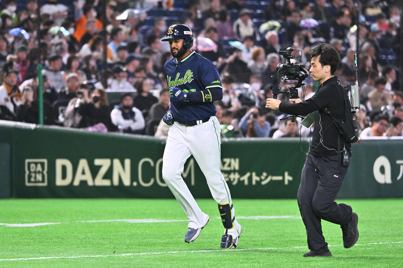 巨人対ヤクルト　1回表ヤクルト1死、先制ソロ本塁打を放ったサンタナはダイヤモンドを1周する（撮影・滝沢徹郎）