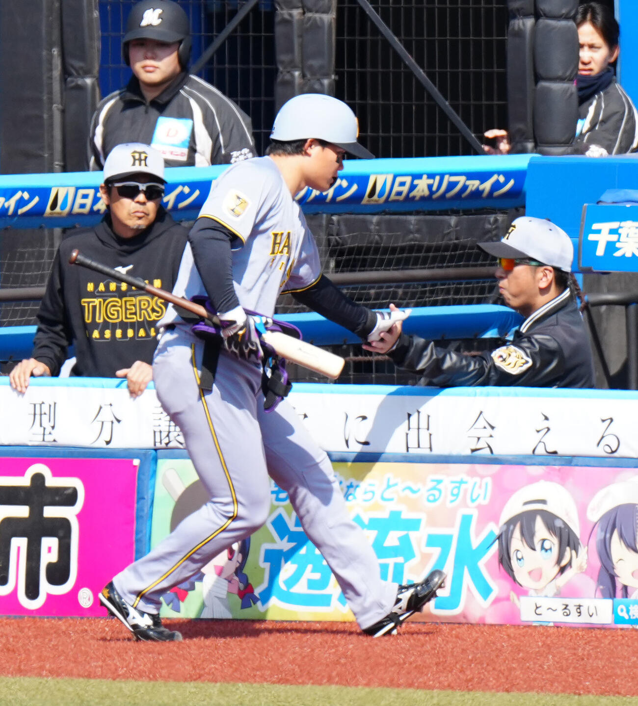 ロッテ対阪神　3回表、代走でベンチに引き揚げ、阪神藤川監督（右）とタッチを交わす森下（撮影・江口和貴）