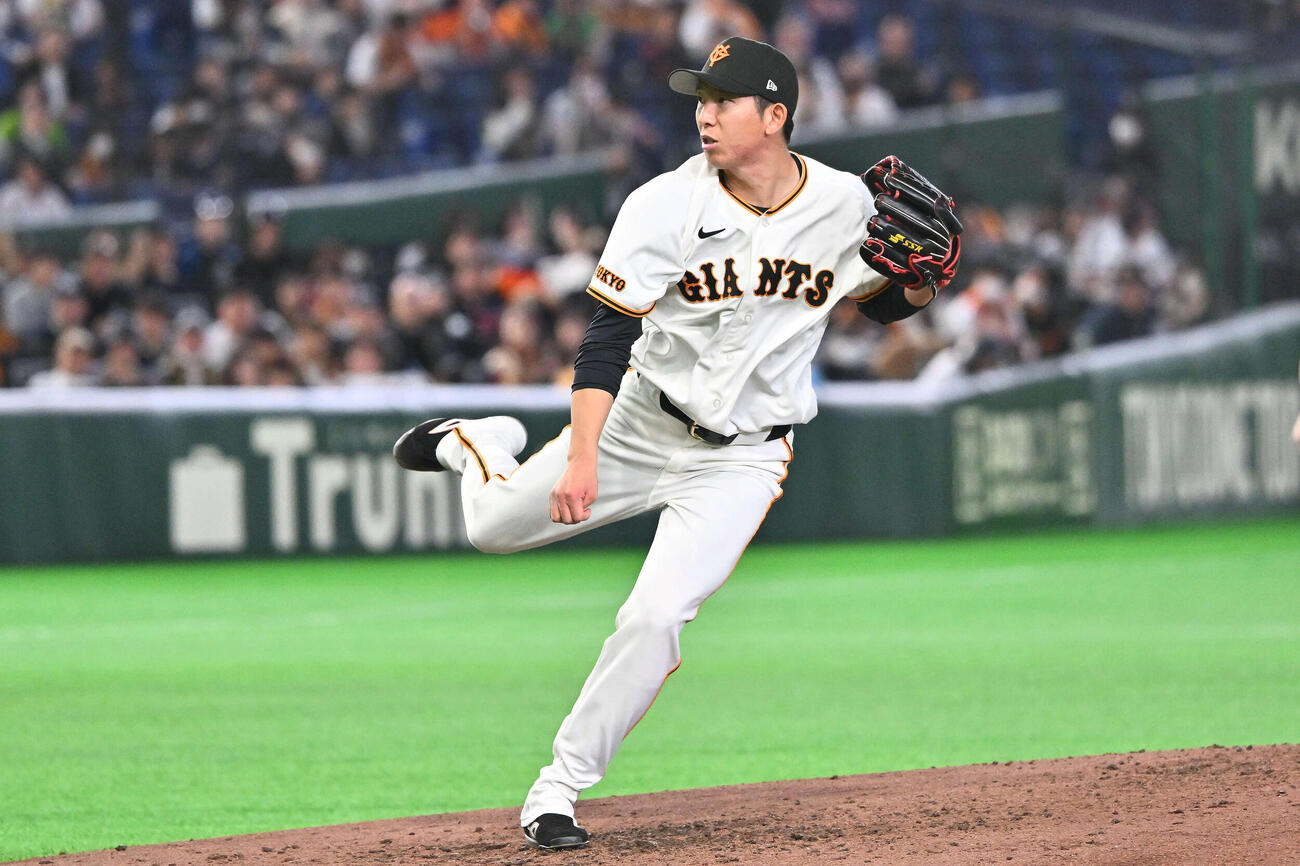 巨人対ヤクルト　巨人先発の戸郷（撮影・滝沢徹郎）