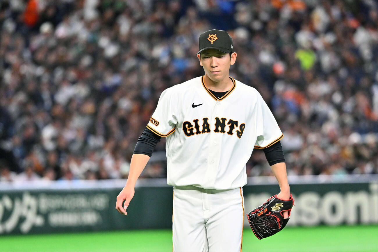 巨人対ヤクルト　5回表を投げ終え引き揚げる巨人先発の戸郷（撮影・滝沢徹郎）