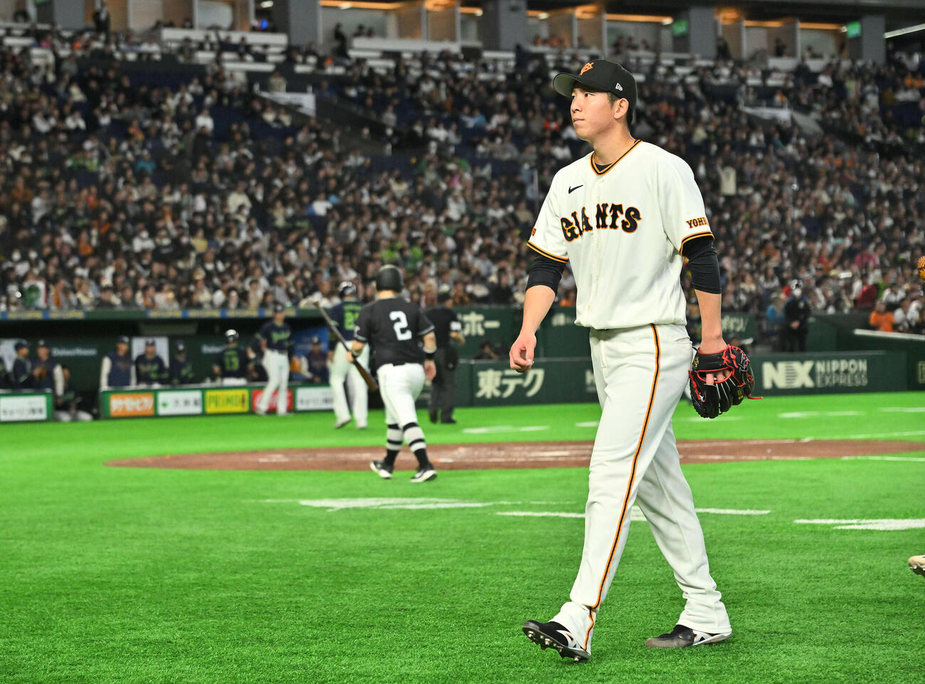 巨人対ヤクルト　5回表を投げ終え引き揚げる巨人先発の戸郷（撮影・滝沢徹郎）
