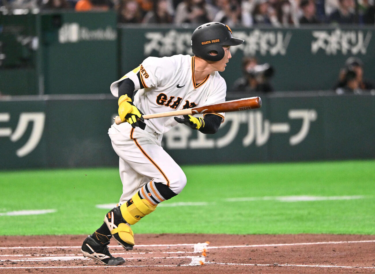 巨人対ヤクルト　3回裏巨人1死、浦田は中前打を放つ（撮影・滝沢徹郎）