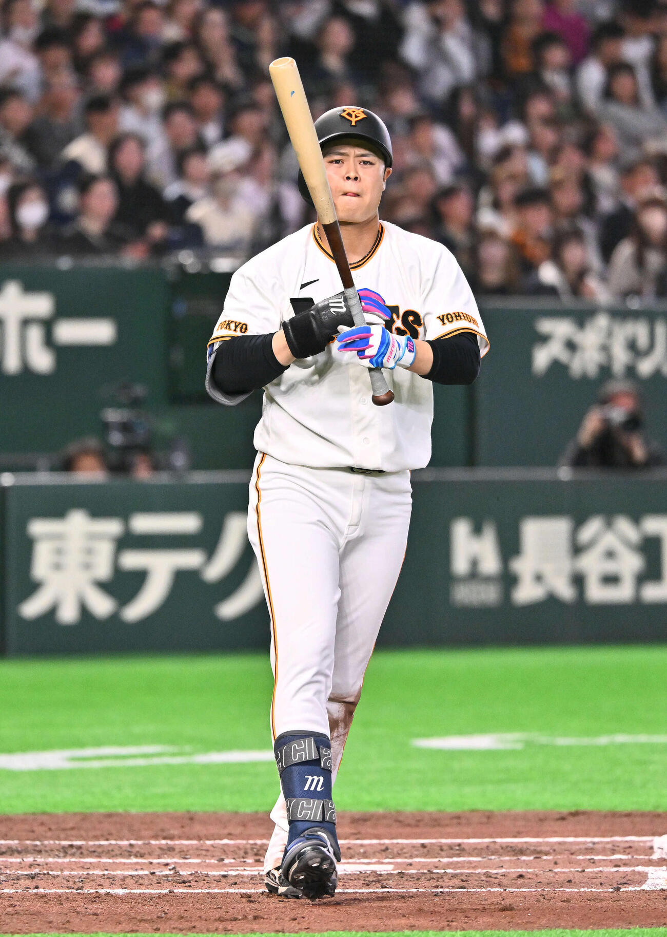 巨人対ヤクルト　3回裏巨人2死三塁、四球を選ぶ中山（撮影・滝沢徹郎）