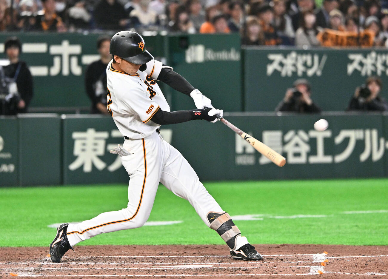 巨人対ヤクルト　5回裏巨人1死、平山は左越えソロ本塁打を放つ（撮影・滝沢徹郎）