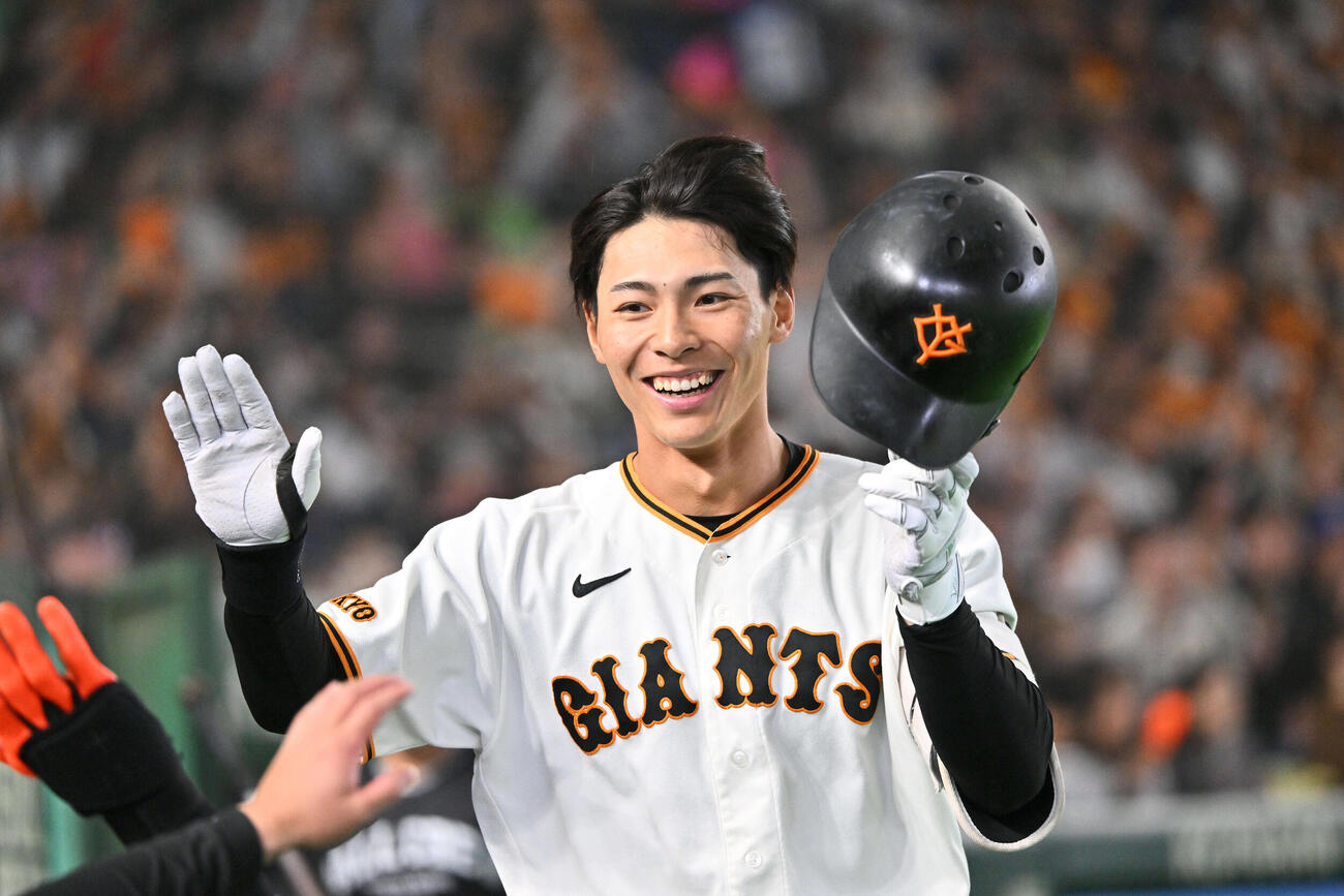 巨人対ヤクルト　5回裏巨人1死、左越えソロ本塁打を放った平山は生還しチームメートとタッチをかわす（撮影・滝沢徹郎）