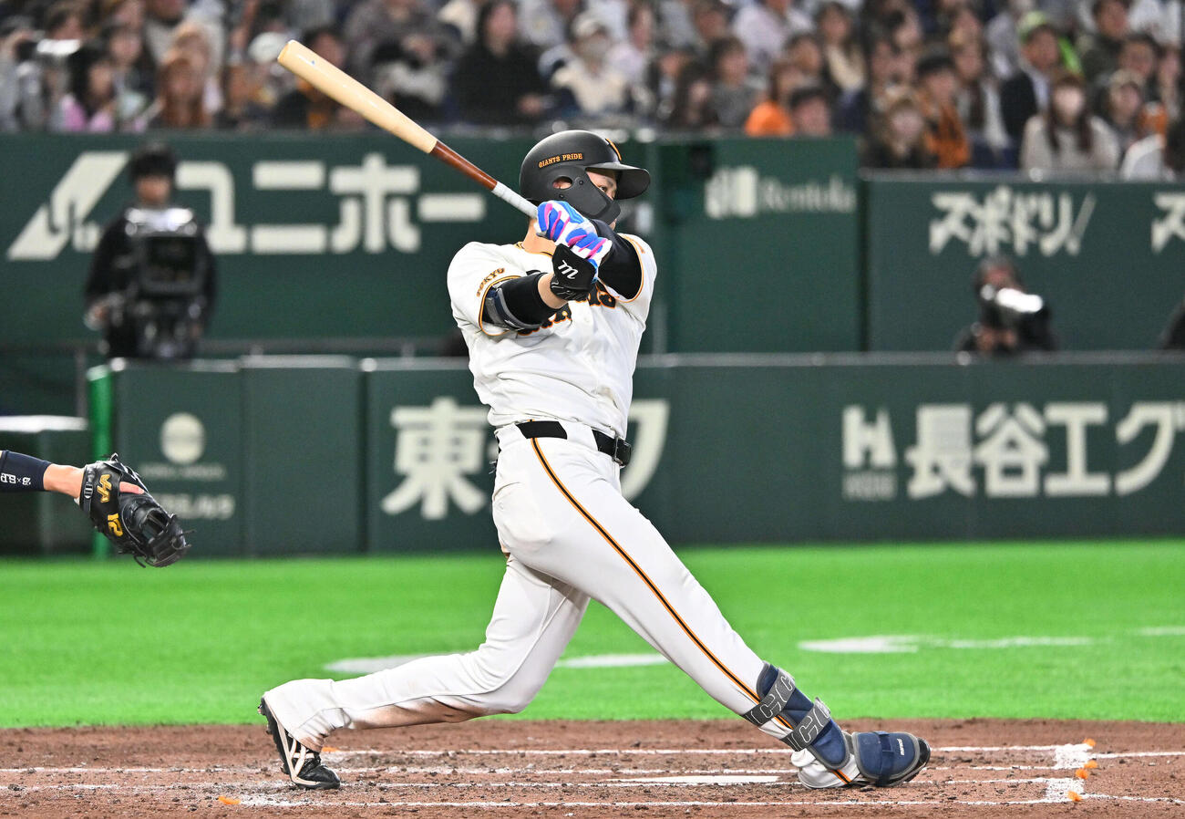 巨人対ヤクルト　5回裏巨人1死、中山は右翼に三塁打を放つ（撮影・滝沢徹郎）