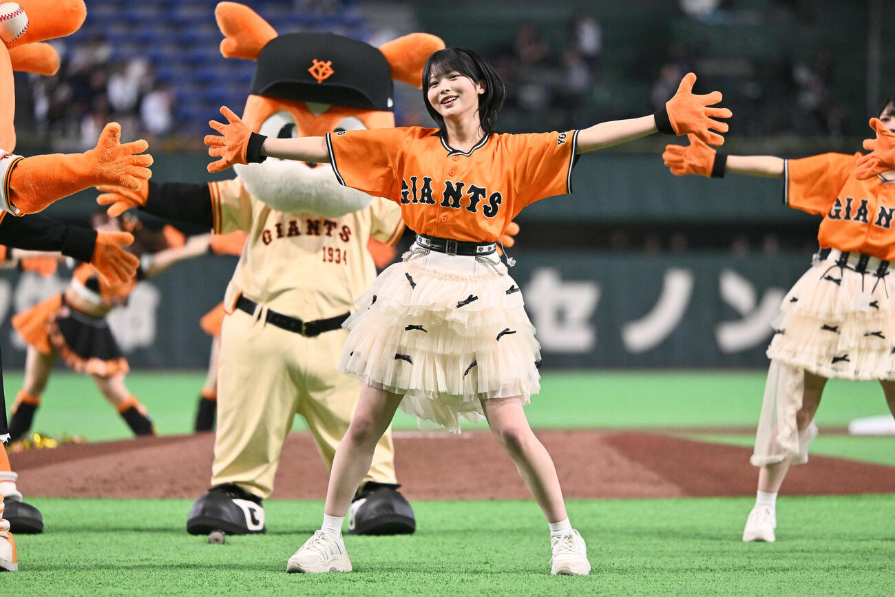 巨人対ヤクルト　試合前にパフォーマンスをする≒JOY（撮影・滝沢徹郎）