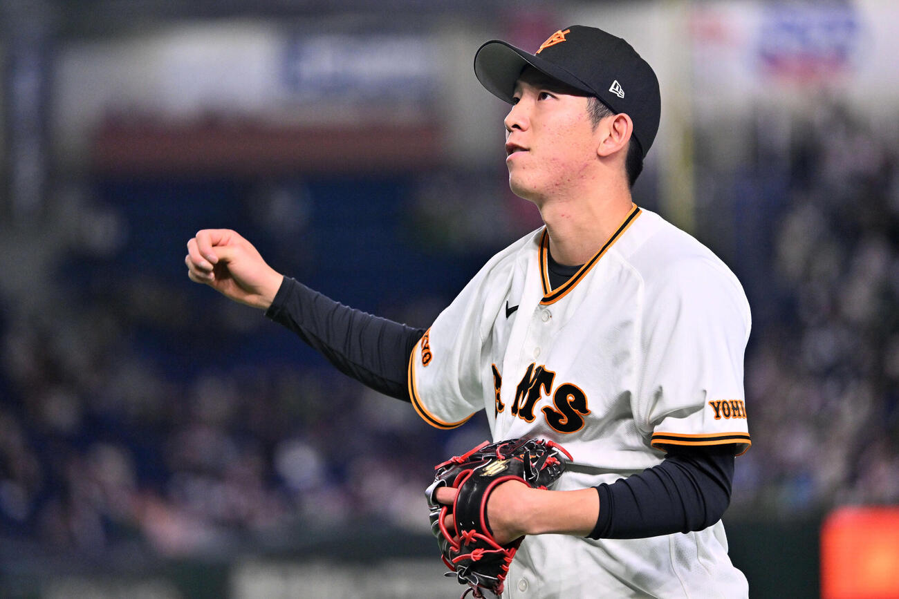 巨人対ヤクルト　試合に臨む巨人先発の戸郷（撮影・滝沢徹郎）
