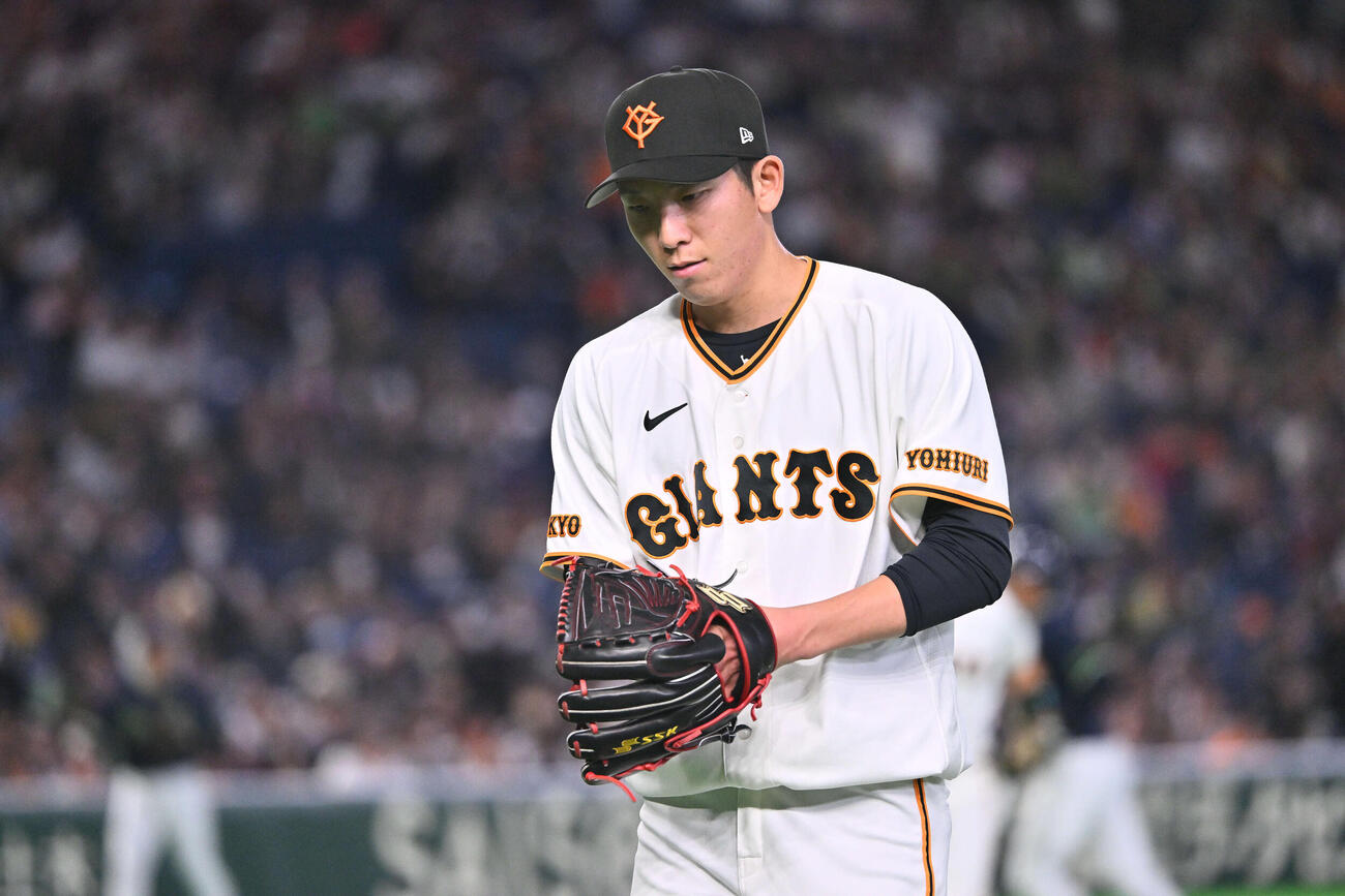 巨人対ヤクルト　1回表に先制を許した巨人先発の戸郷はグラブをたたいて引き揚げる（撮影・滝沢徹郎）