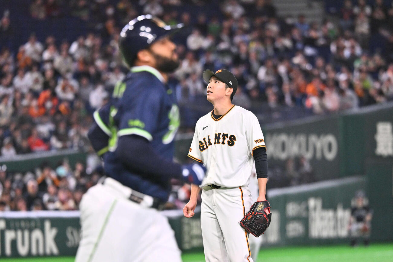 巨人対ヤクルト　3回表ヤクルト1死、サンタナ（手前）を遊ゴロに打ち取る戸郷（撮影・滝沢徹郎）