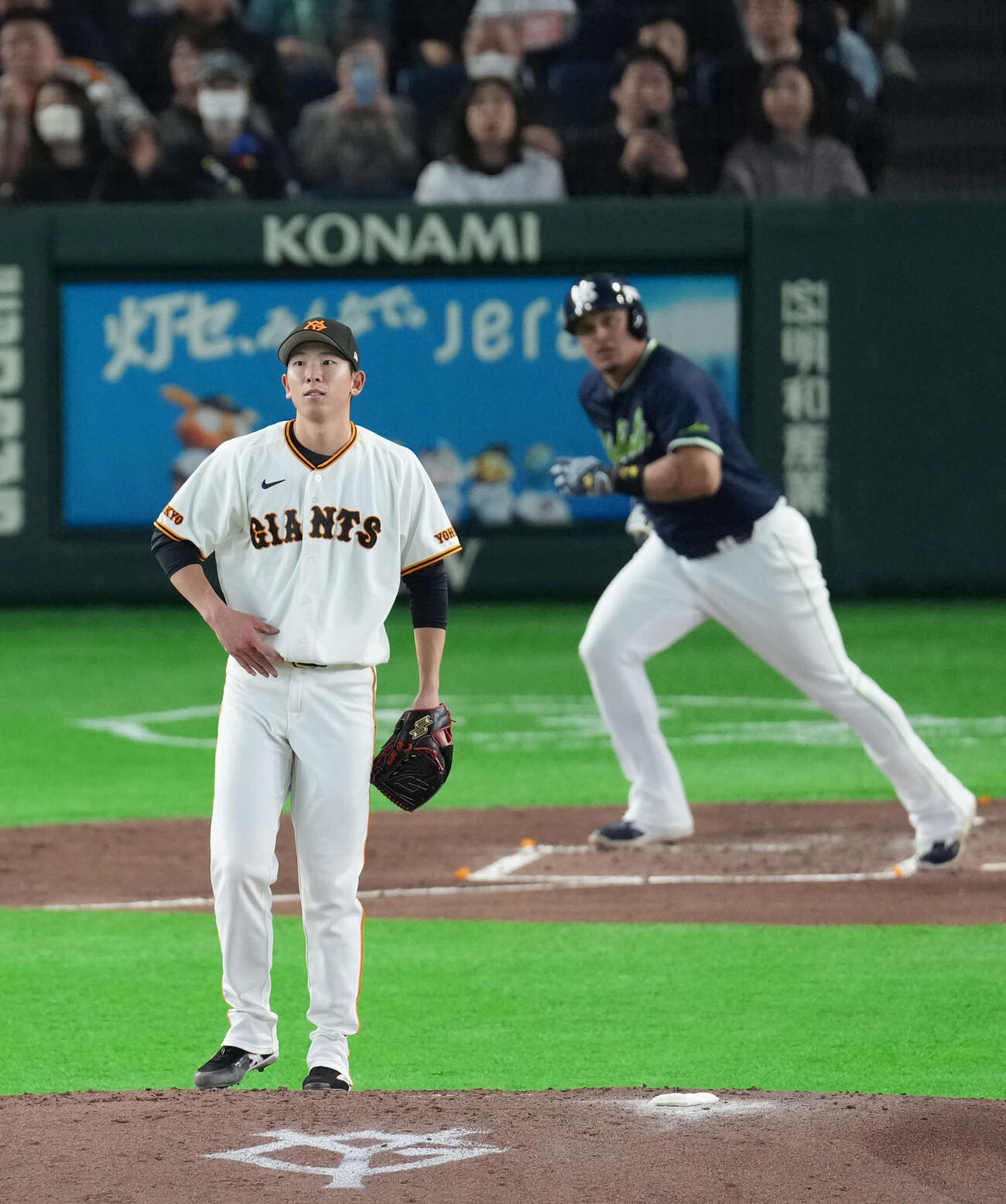 巨人対ヤクルト　4回表ヤクルト無死、オスナに安打を浴びる巨人戸郷（撮影・増田悦実）