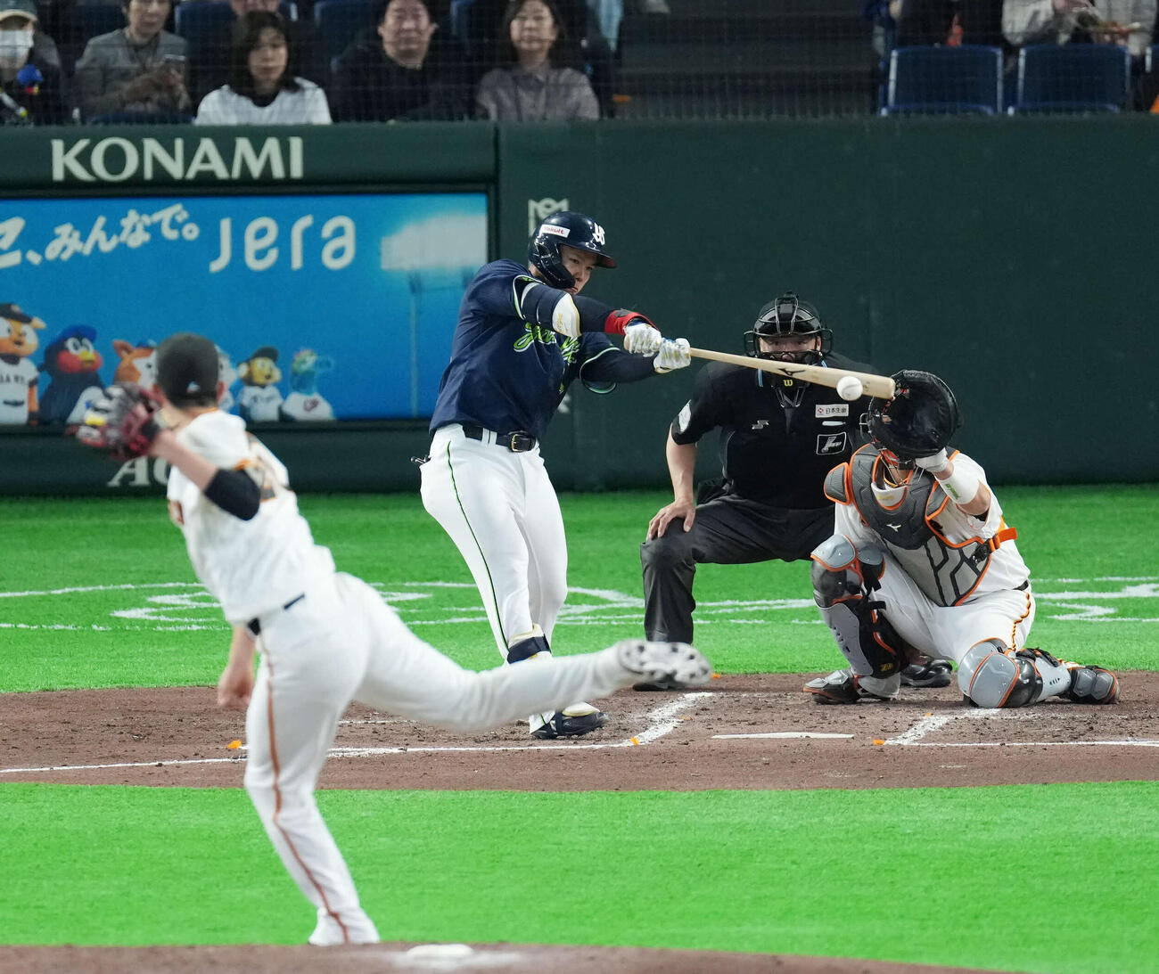 巨人対ヤクルト　4回表ヤクルト無死一塁、安打を放つ橋本。投手は戸郷（撮影・増田悦実）