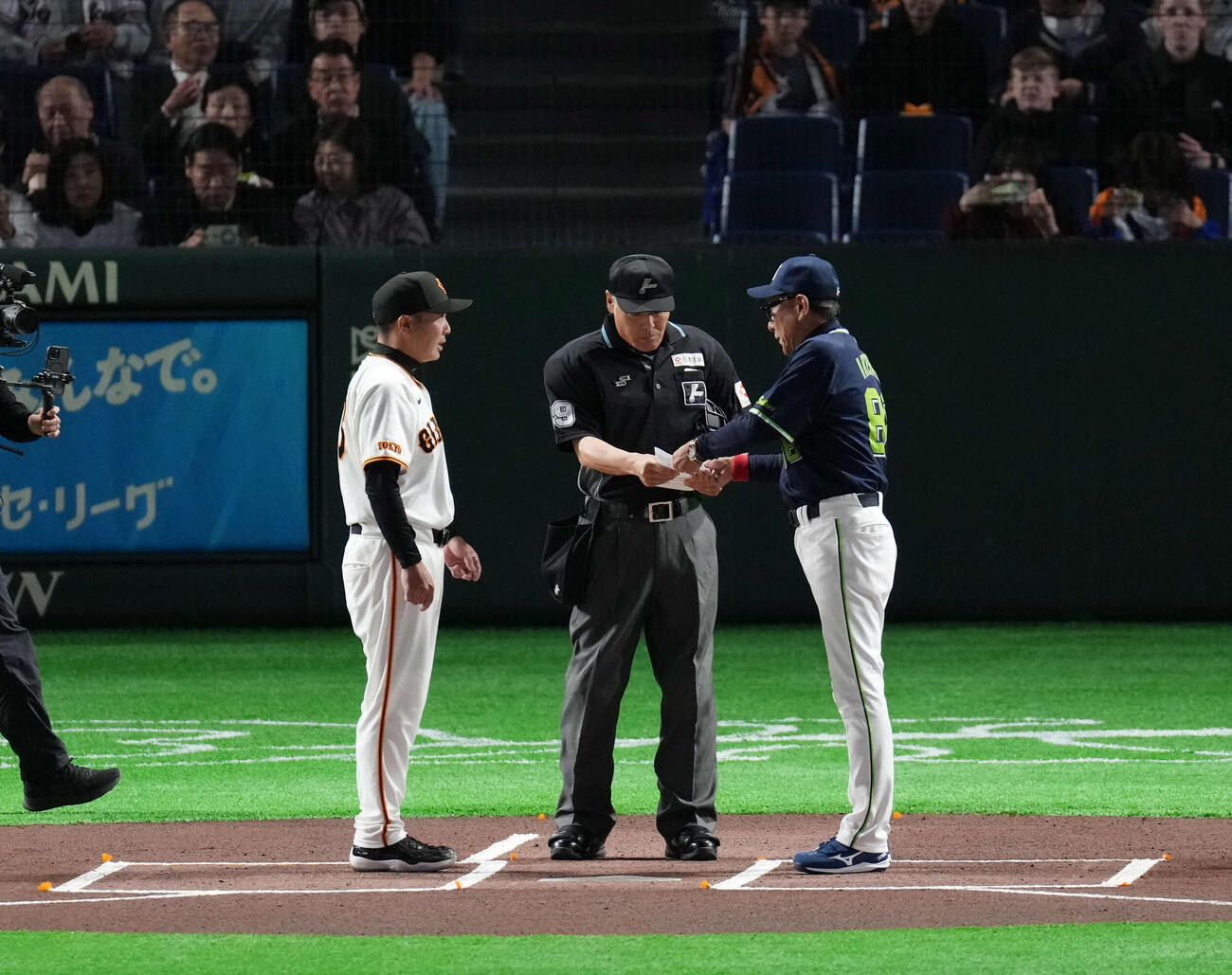 巨人対ヤクルト　メンバー表交換を行う巨人阿部監督（左）とヤクルト池山監督（撮影・増田悦実）