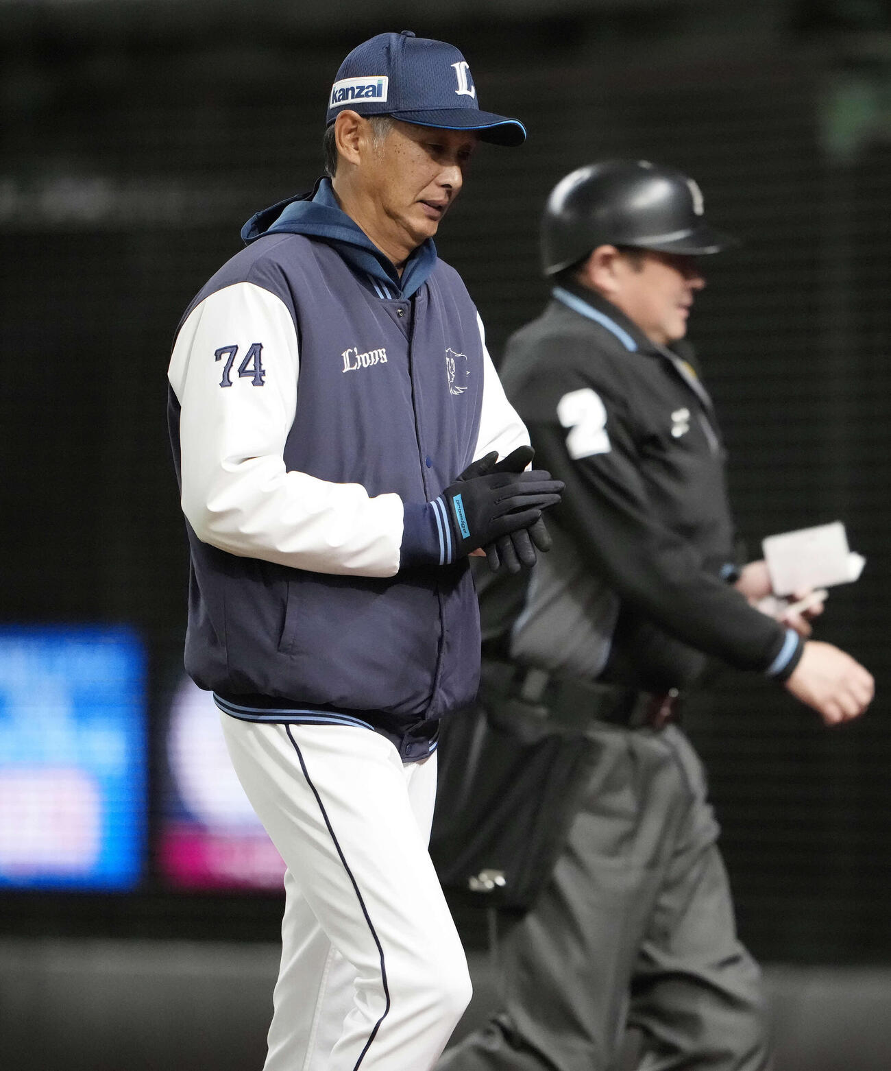 西武対楽天　4回終了、選手交代を告げる西武西口監督（撮影・小島史椰）