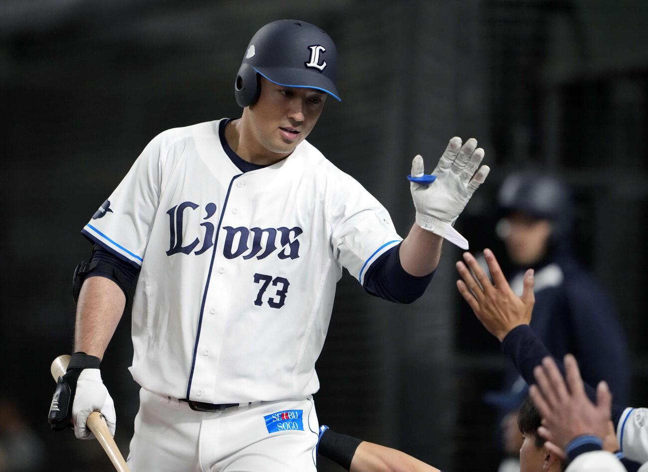 8回裏西武無死、中前打を放ちタッチする林安可＝（撮影・小島史椰）