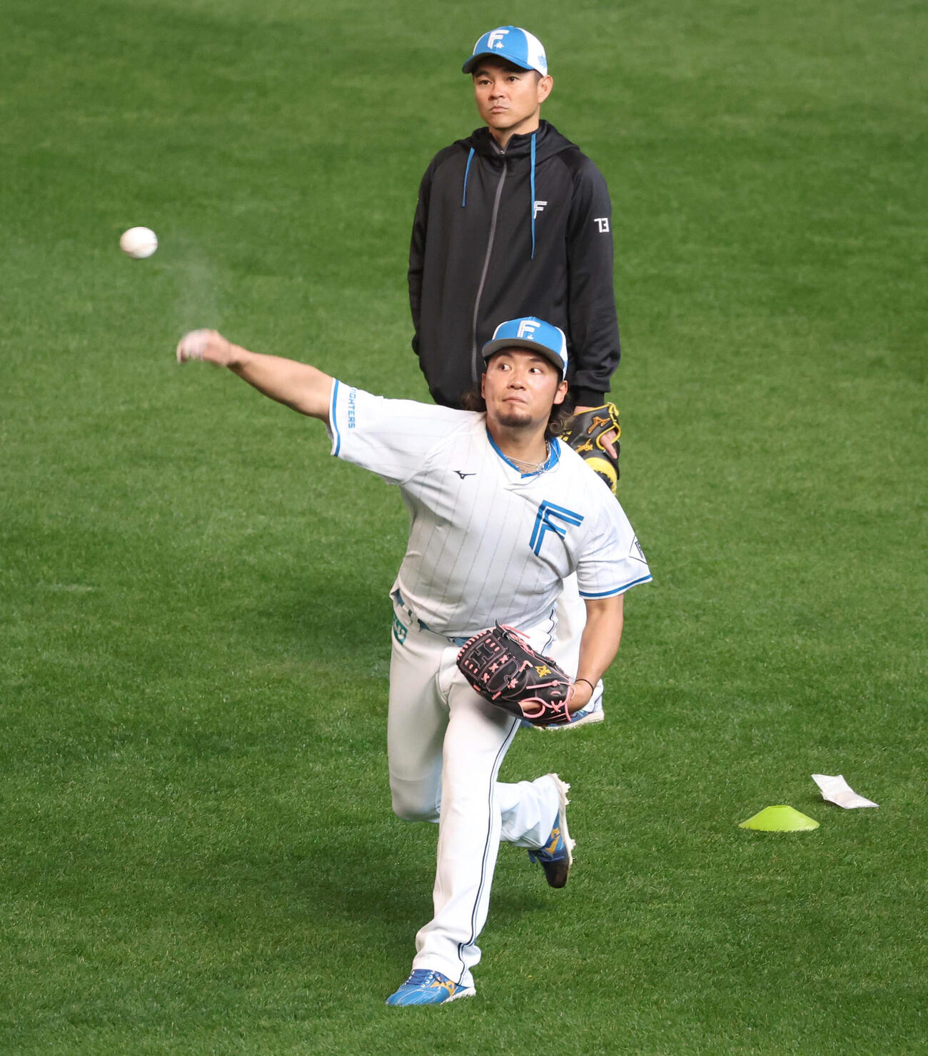 日本ハム対DeNA　キャッチボールする伊藤（撮影・黒川智章）