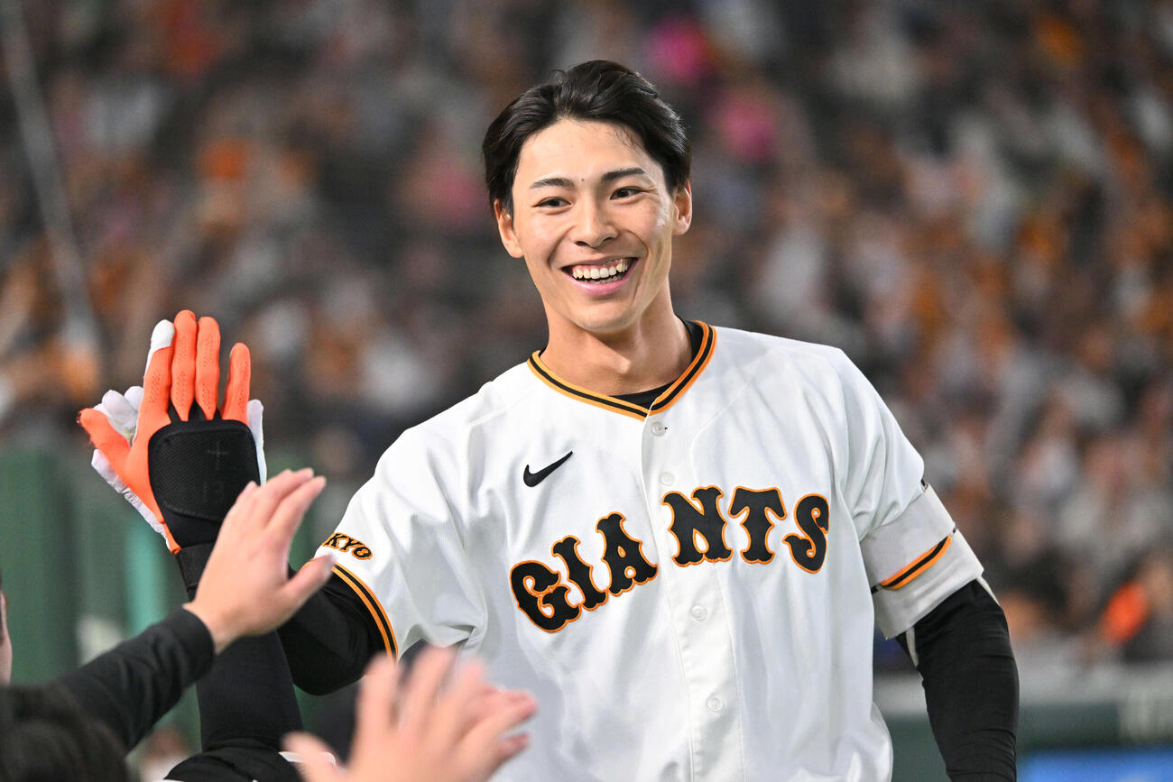 巨人対ヤクルト　5回裏巨人1死、左越えソロ本塁打を放った平山は生還しチームメートとタッチをかわす（撮影・滝沢徹郎）