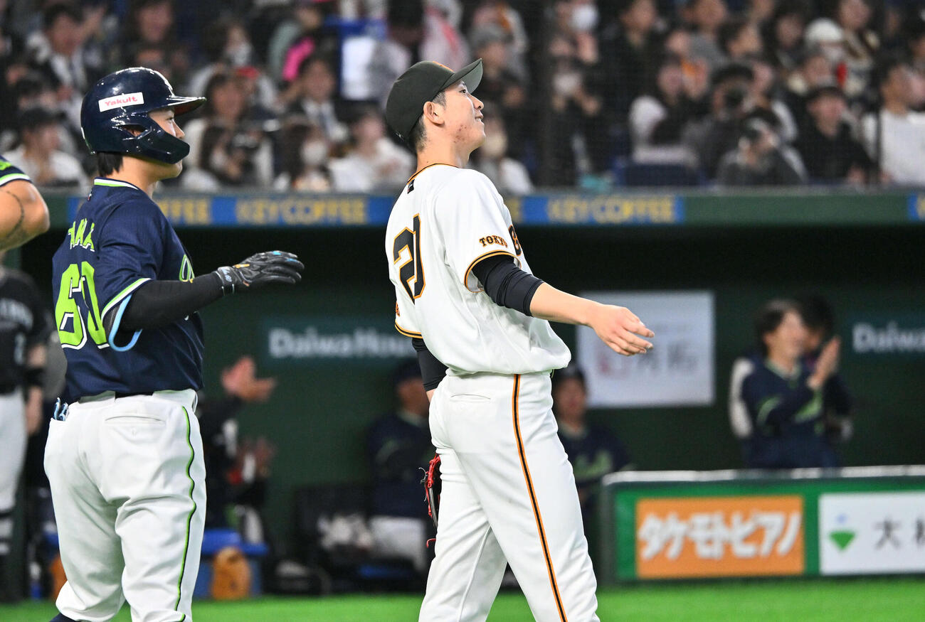 巨人対ヤクルト　4回表ヤクルト1死二、三塁、赤羽に犠飛を許す戸郷（右）（撮影・滝沢徹郎）