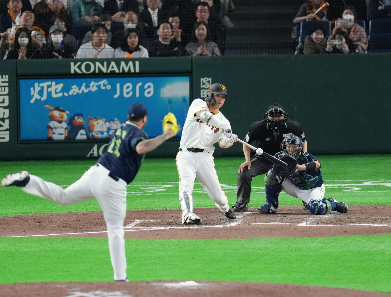巨人対ヤクルト　8回裏巨人1死満塁、適時二塁打を放つ大城。投手はキハダ（撮影・増田悦実）