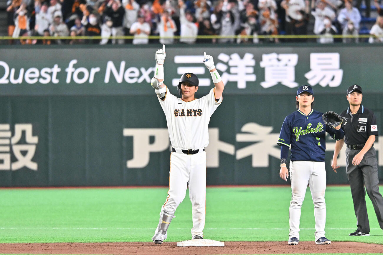 巨人対ヤクルト　8回裏巨人1死満塁、大城（左）は右翼に2点適時二塁打を放ちポーズを決める（撮影・滝沢徹郎）